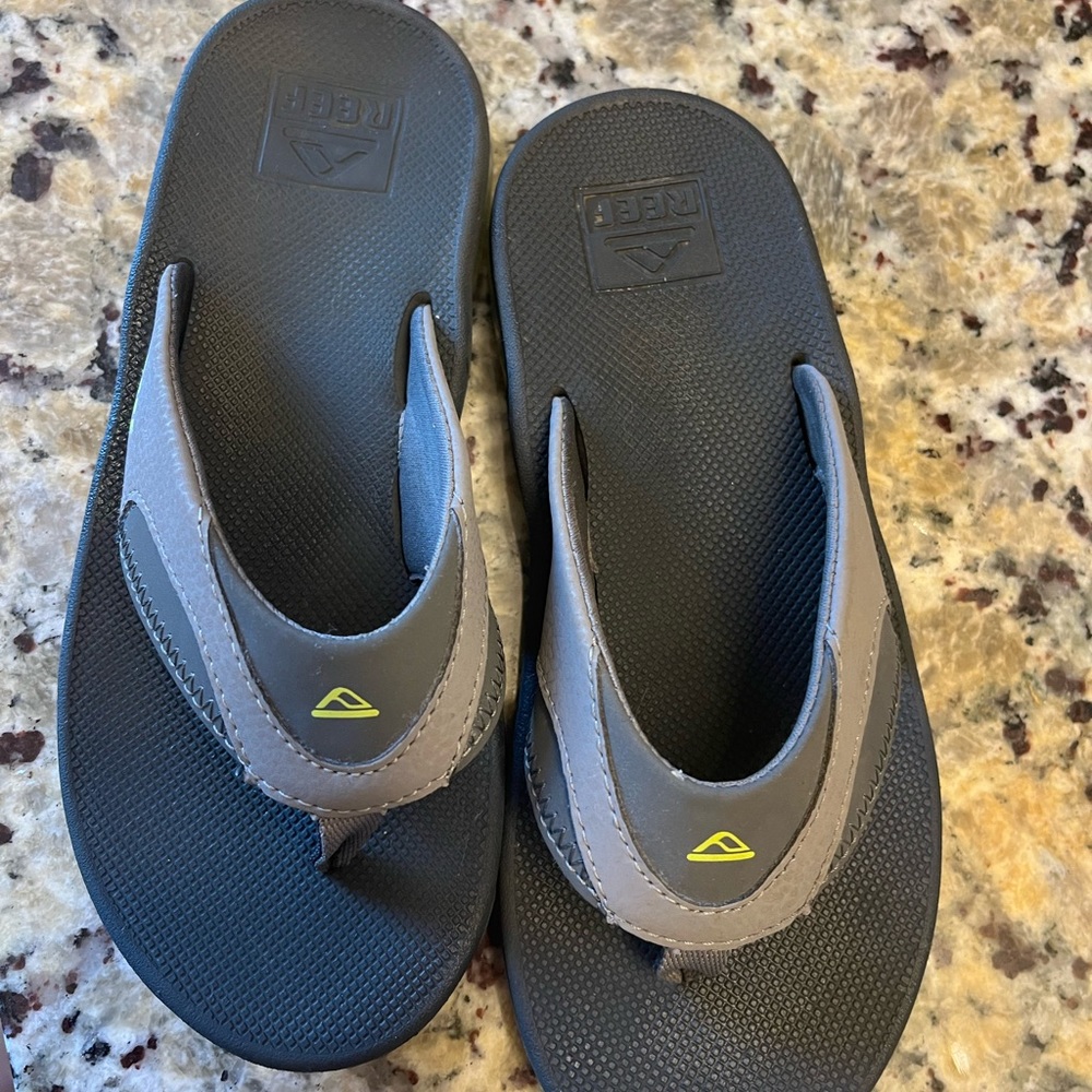 Reef flip flops youth 4/5. Only wore 2-3 times.